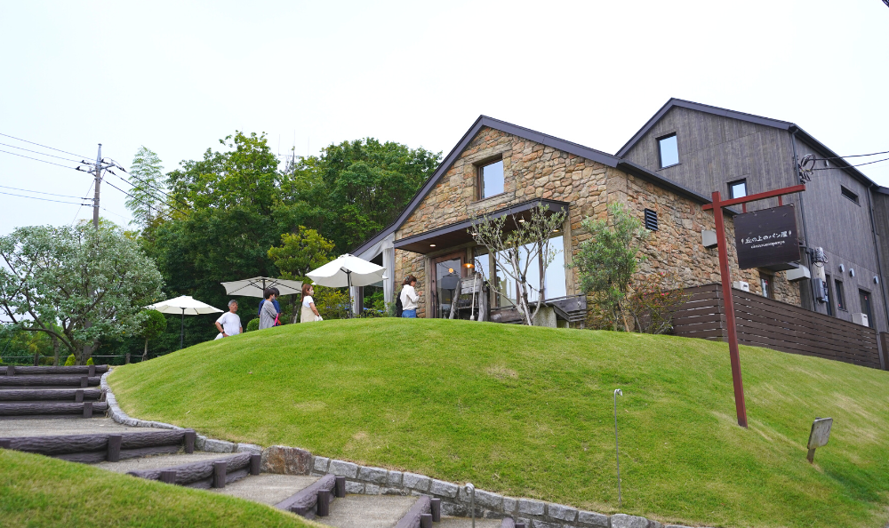 丘の上のパン屋外観